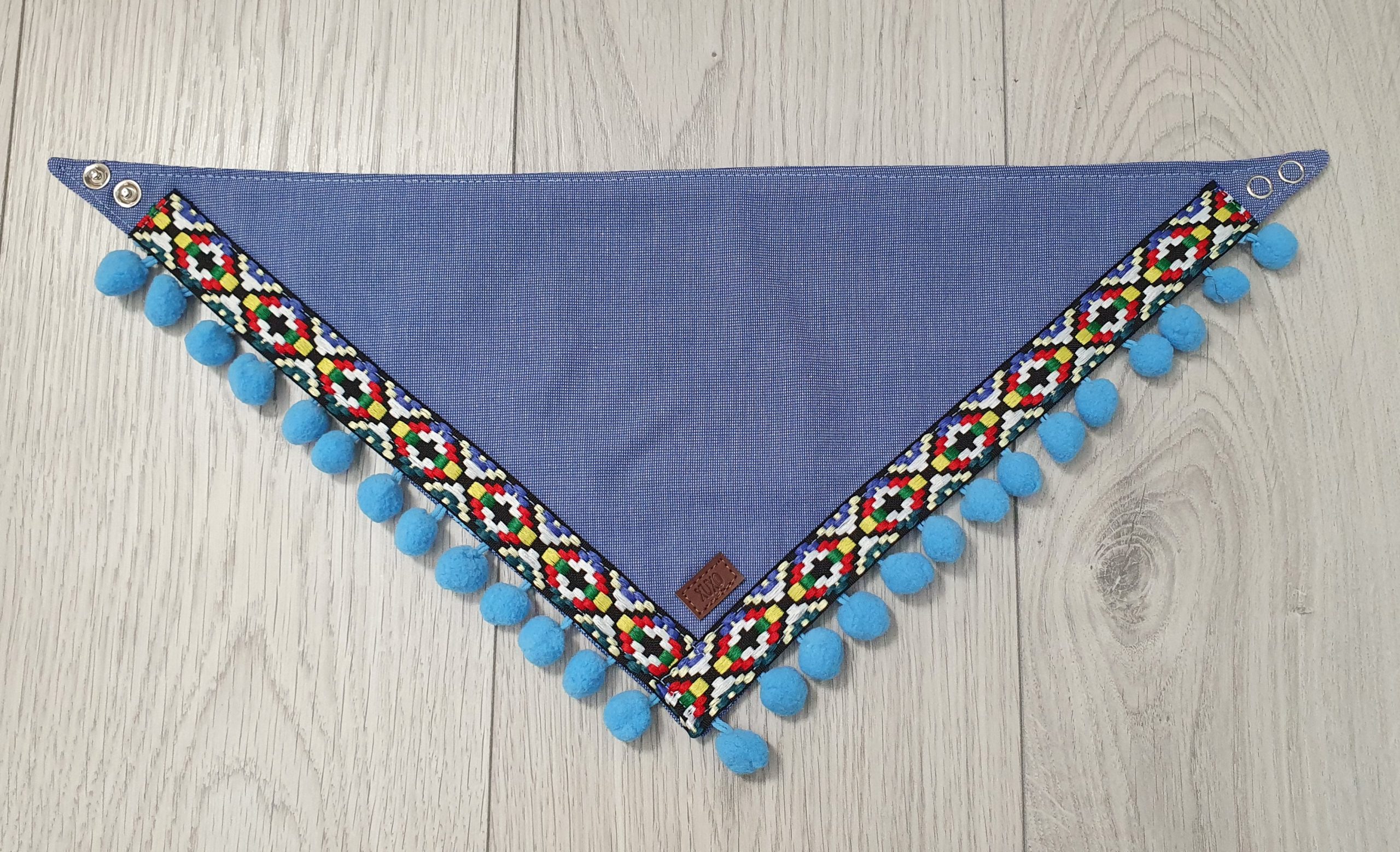 Handgefertigtes Boho-Hunde-Bandana, aus Mexiko, jeansblau/bunt, blaue Bommeln (mit Druckknöpfen), XS – Bild 4