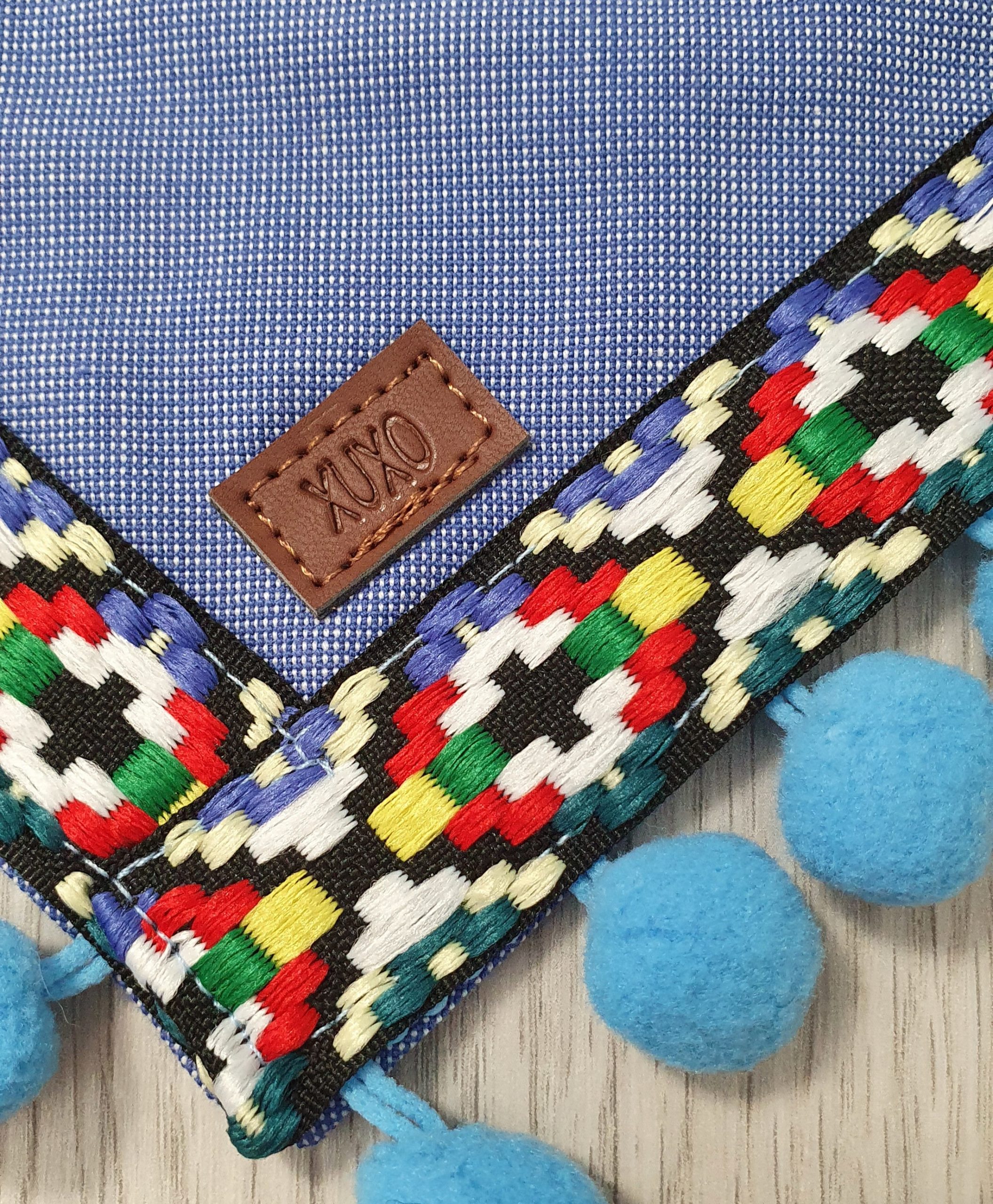 Handgefertigtes Boho-Hunde-Bandana, aus Mexiko, jeansblau/bunt, blaue Bommeln (mit Druckknöpfen), XS – Bild 3