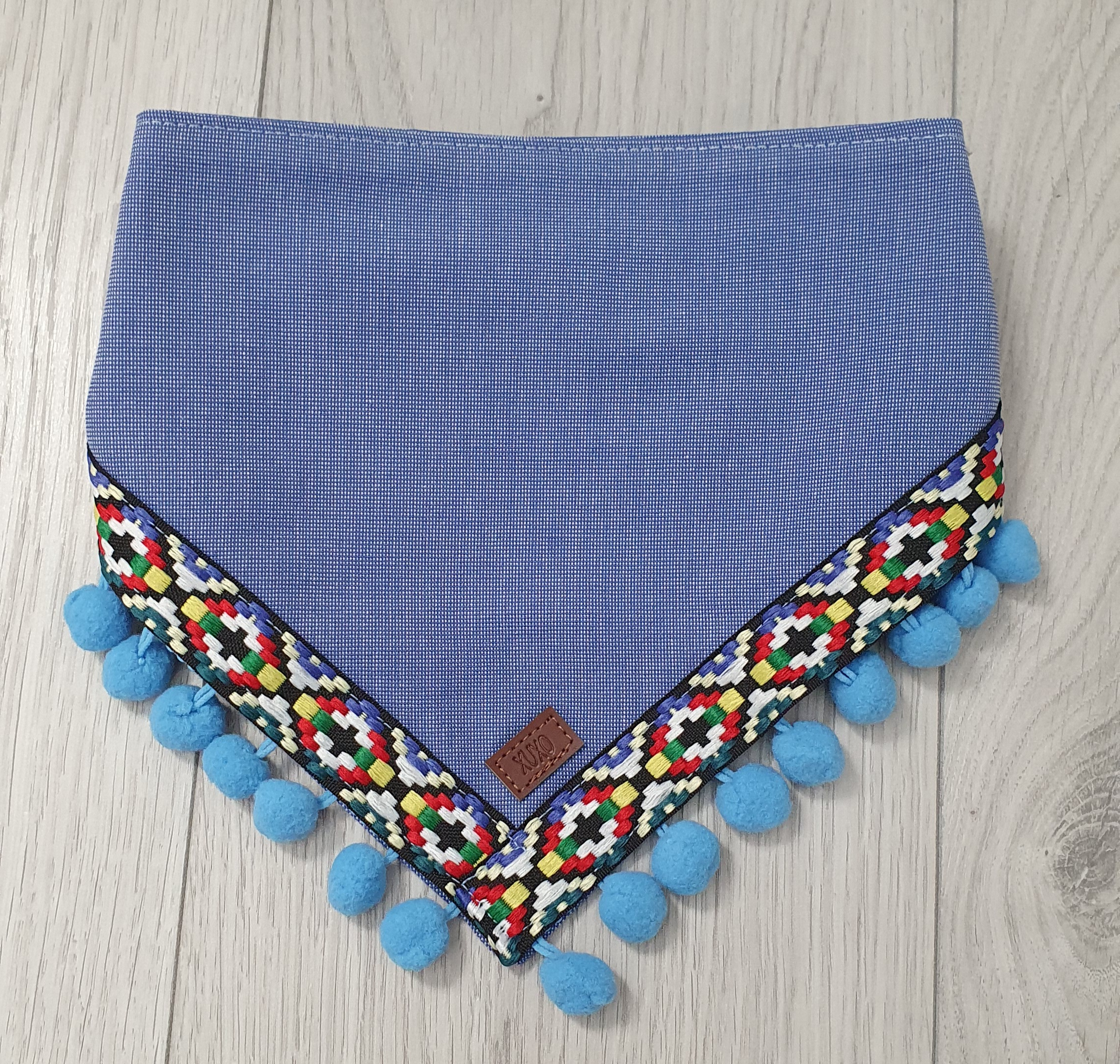 Handgefertigtes Boho-Hunde-Bandana, aus Mexiko, jeansblau/bunt, blaue Bommeln (mit Druckknöpfen), XS