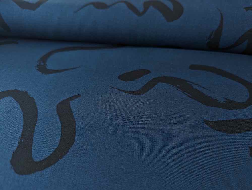 Fibre Mood Viskose Stoff – Schwarzes Muster auf Blau – Bild 2
