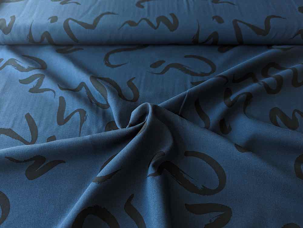 Fibre Mood Viskose Stoff – Schwarzes Muster auf Blau – Bild 4