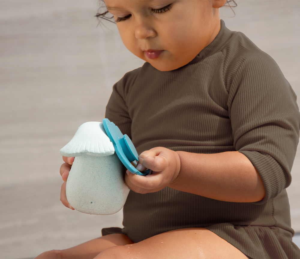 HEVEA – Badespielzeug Wal, Naturkautschuk, Upcycled, Blue – Bild 5