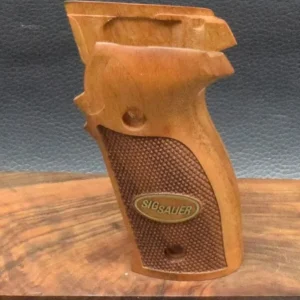 Sig-Sauer, P 220, Ausführung 4, Fischhaut, Sig Sauer Emblem, Nußbaum
