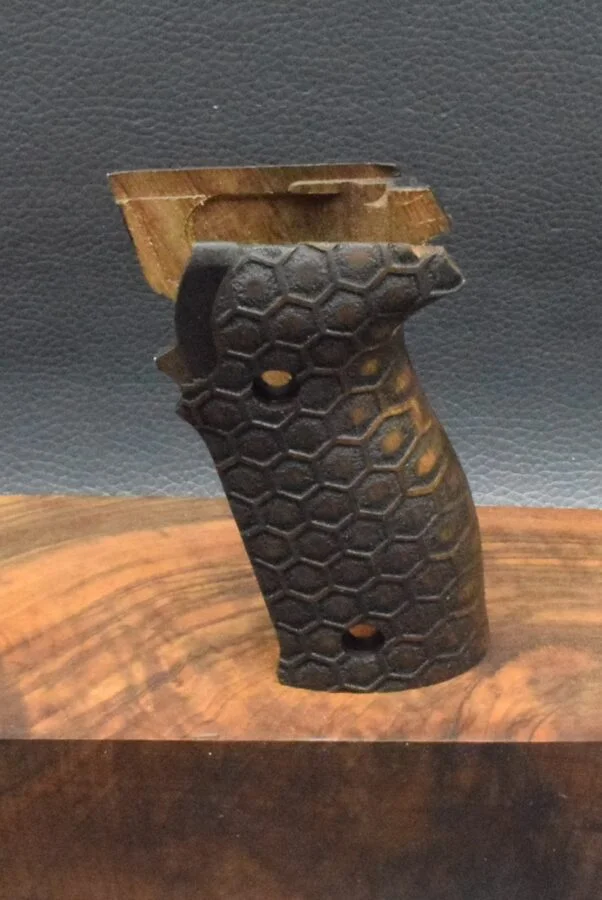 Sig-Sauer P 220, Ausführung12, Bienenwaben, Nußbaum – Bild 2