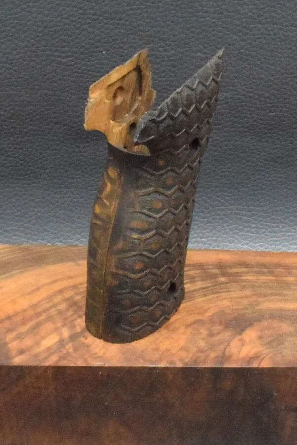 Sig-Sauer P 220, Ausführung12, Bienenwaben, Nußbaum – Bild 5