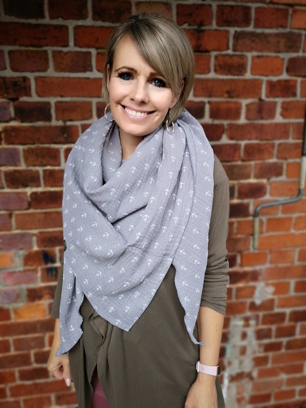 Gauze, Musselin – Marine mit weißen Ankern und kleinen roten Herzen – Bild 5