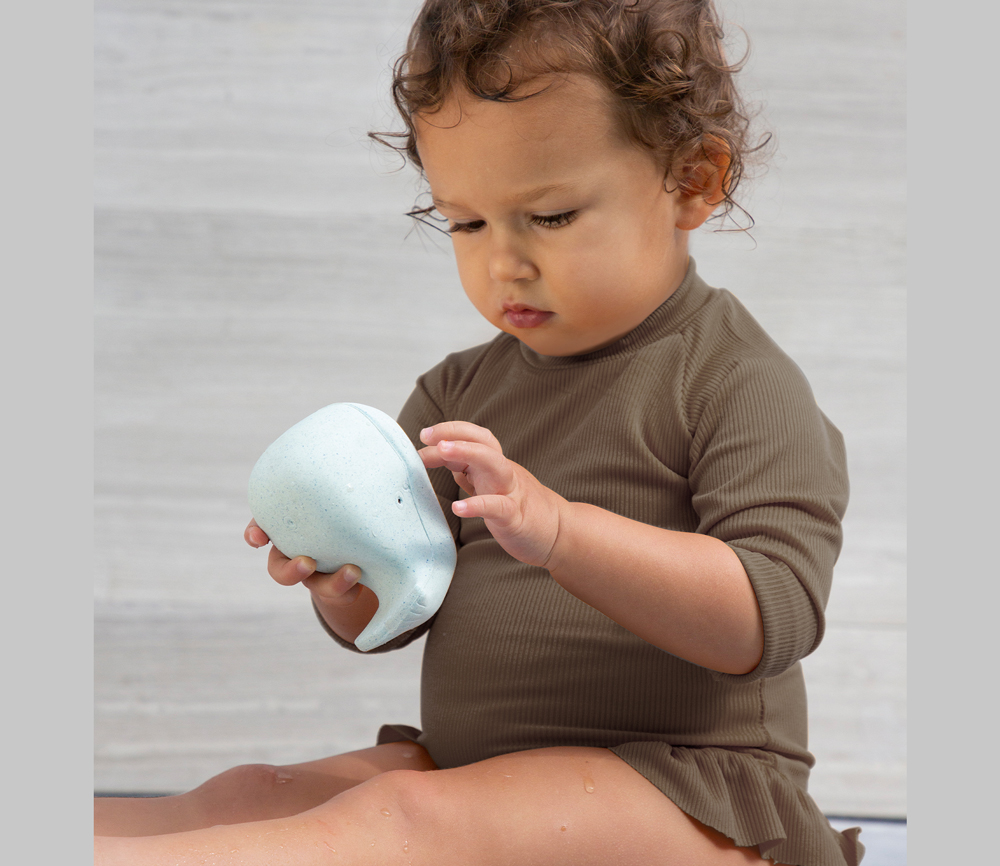 HEVEA – Badespielzeug Wal, Naturkautschuk, Upcycled, Blue – Bild 4