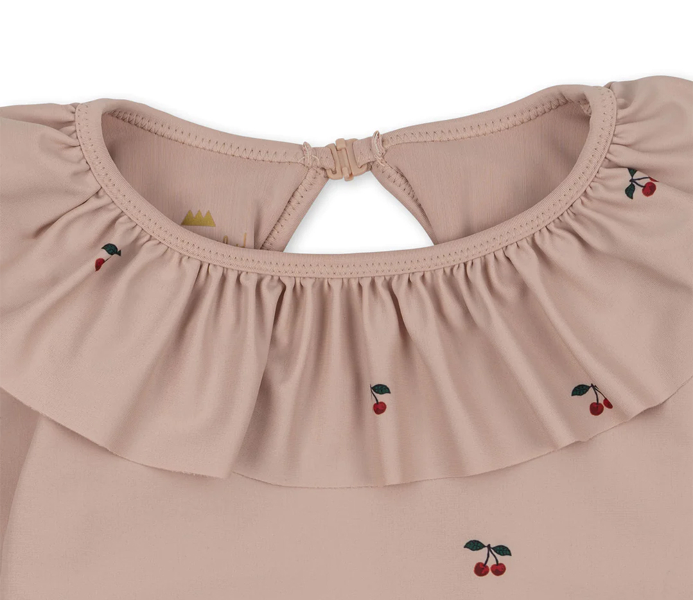 Konges Sløjd – Badeanzug „MANUCA“ langärmelig mit Rüschen, Cherry Blush (9-10J.) – Bild 4