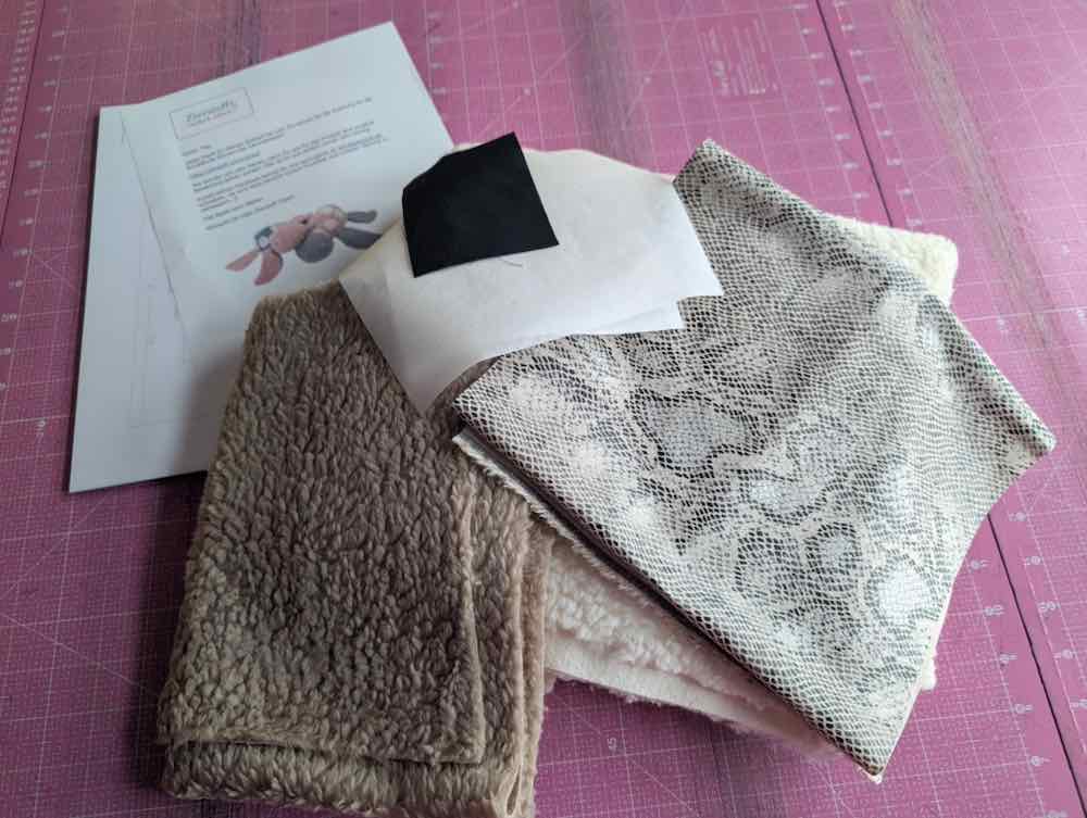 Stoffpaket Schildkröte Romea / Stoff für 2 Kuscheltiere – Natur / Braun mit Schlangenleder – Bild 4