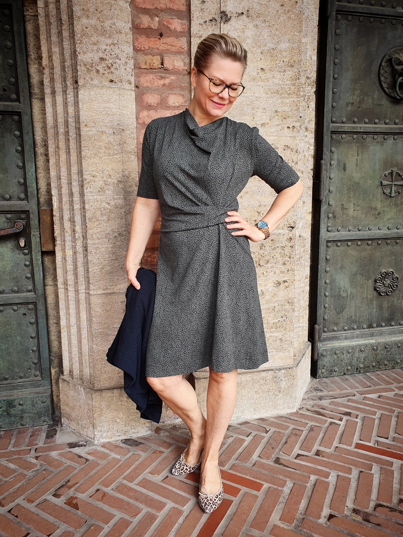 PAPIERSCHNITTMUSTER, Kleid mit Wasserfallkragen “Jessica”, Gr. 158 – Damengr. 46 – Bild 4