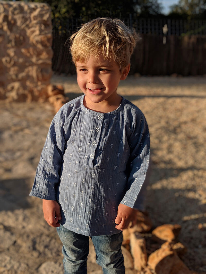 Gauze, Musselin – Marine mit weißen Ankern und kleinen roten Herzen – Bild 6