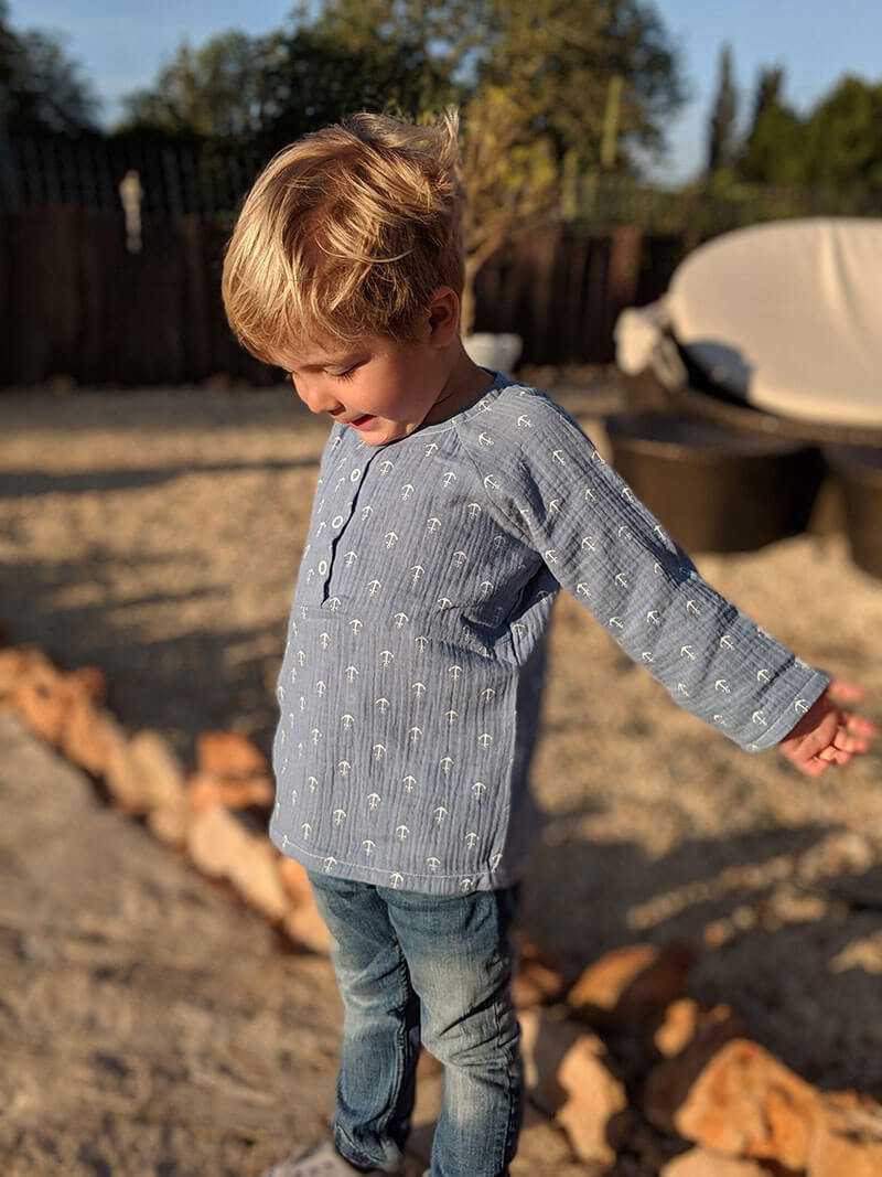 Gauze, Musselin – Marine mit weißen Ankern und kleinen roten Herzen – Bild 4