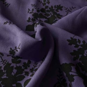 Viskosestoff – Crêpe Stoff, Blumen Schwarz auf Lila