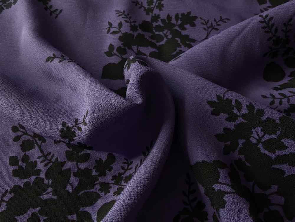 Viskosestoff – Crêpe Stoff, Blumen Schwarz auf Lila – Bild 3