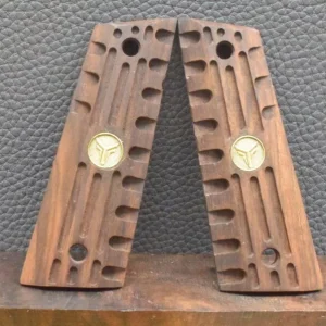 Colt 1911 , Ausführung 7, dunkel, gefräst, Messing Logo, Nußbaum