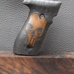 Sig/Sauer, P 228, Oberfläche Glatt, Motiv Totenkopf, Walnuss, Neuware zum Sonderpreis!