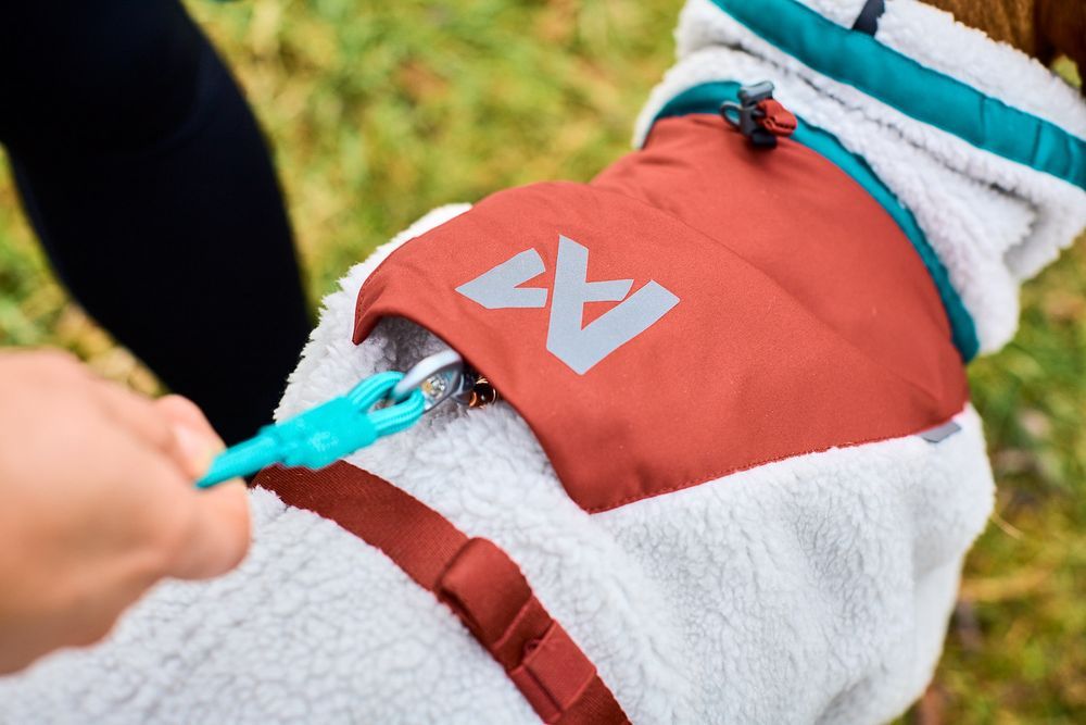 Non-stop dogwear Trekking fleece dog jacket, Beinschlaufen, Geschirröffnung, Muskelgruppen abgedeckt, Bewegungsfreiheit, grau/weinrot/türkis (33, 36, 45, 65) – Bild 4